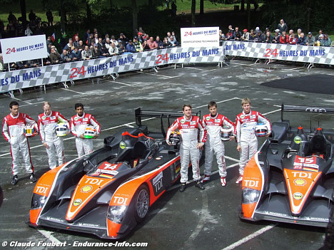 Team Kolles med Christian Bakkerud (længst til højre) blandt kørende i bilen med nummer 15.
(Foto: Claude Foubert - Endurance-Info.com)